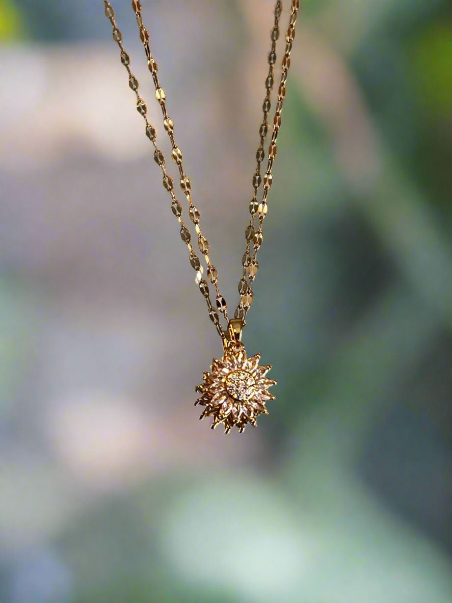 Spinning daisy -18K Gold plated spinning pendant Necklace