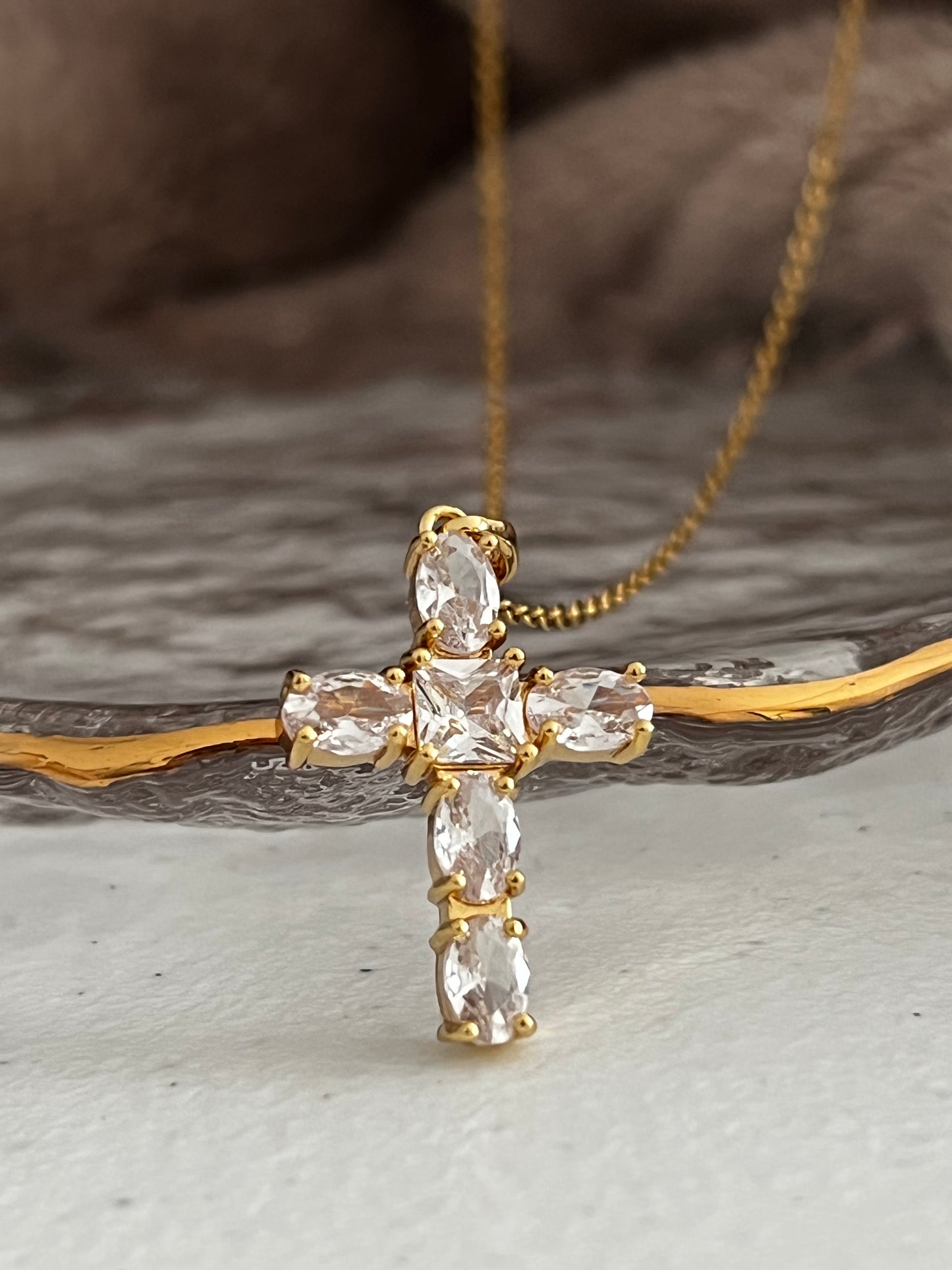 Cross Love - 18k Gold plated cross and Necklace